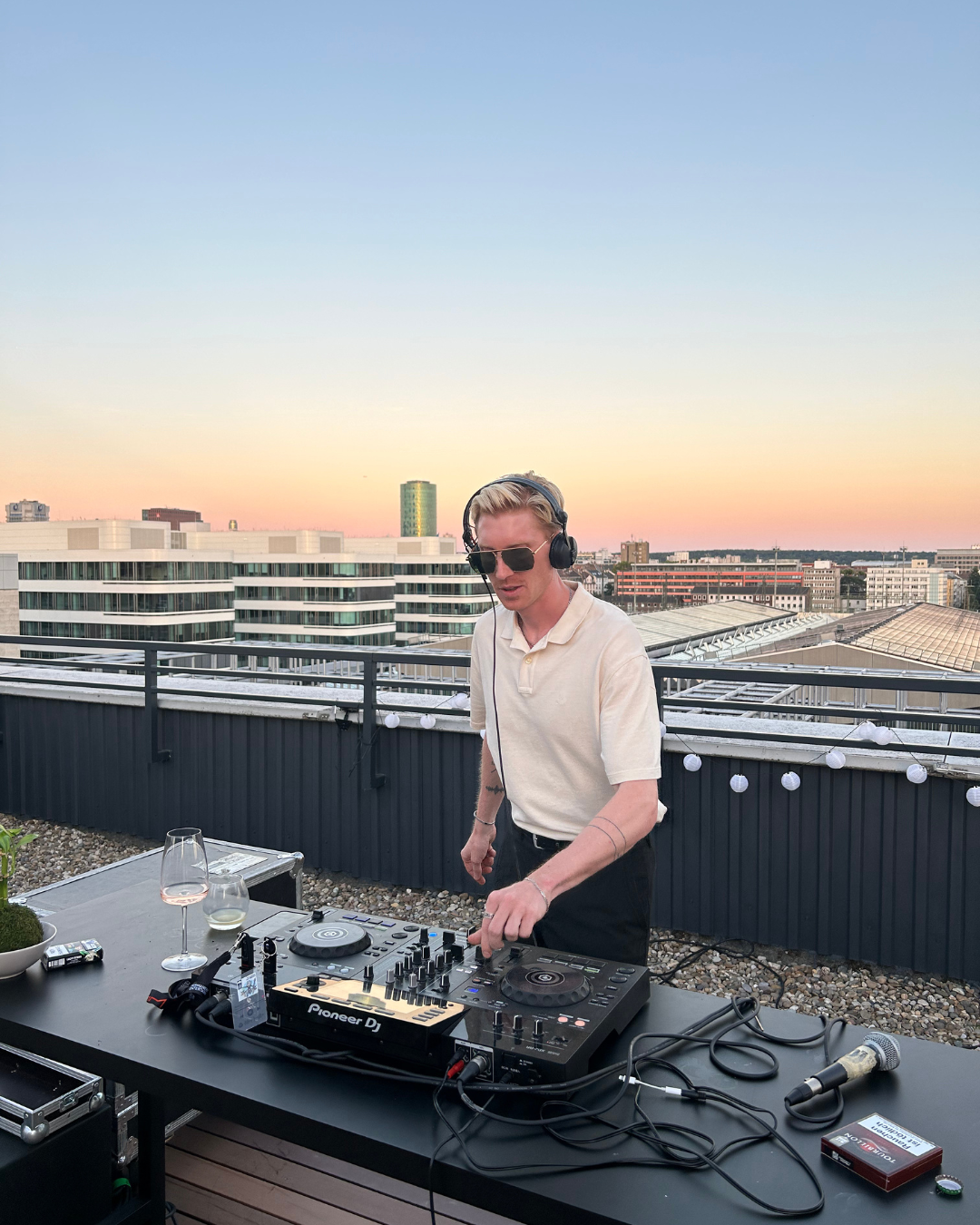 DJ beim Teamabend auf der Dachterrasse